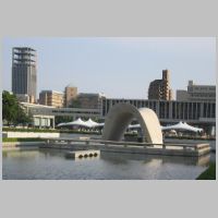 Cenotaph, Hiroshima Peace Memorial Park, Japan, photo Netherzone, Wikipedia.jpg
